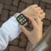 Smartwatch med fitness- og sundhedsfunktioner på kvindes hånd.