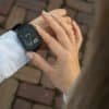 Smartwatch med skridttæller på hånd, sportstilbehør til fitness.