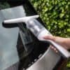 Elektrisk vinduesvisker rengør bilrude effektivt.