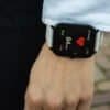 Smartwatch med pulsmåler og skridttæller i sort.