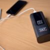 QLT Trådløs Luftkompressor Pro og Powerbank i én – 4 Tilbehør og USB-opladningskabel inkluderet - 10,3 Bar - med LED-lys - Sort - Billede 5