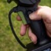 Håndholdt elektrisk mini kædesav med batteri og ergonomisk greb.