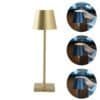 Trådløs bordlampe i guld med dæmpbar funktion.
