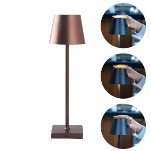 Trådløs bordlampe i messing med dæmpbar funktion.