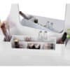 Dressing table med spejl og makeup-tilbehør i hvidt design.