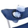 Foldbar campingstol med indbygget drikkeflaskeholder i blå farve.