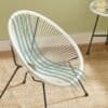 Moderne hvide Acapulco have stol med metalramme og snor design.