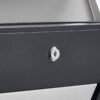Stålpostkasse med lås og synsvindue til udendørs brug.