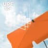 Orange balkonparasol med UPF 50+ beskyttelse og vippefunktion.