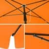 Orange balkonparasol med vippefunktion og UPF 50+ beskyttelse.