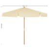 Stor beige parasol til udendørs terrasse eller have.
