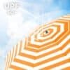 Orange og hvid striped solparasol med UPF 50+ beskyttelse.