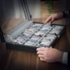Urkasse med glaslåg, 2-lags urdisplaykasse til 12 ure, aflåselig, sort syntetisk læder, - Billede 3