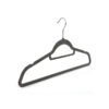 Sort velvet hanger med skruestang til tøj, pladsbesparende design.