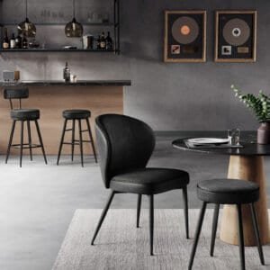 Elegant sort stol og puf i moderne stue med barområde.