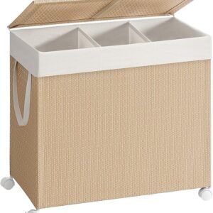 Stor beige vasketøjskurv med hjul og 3 sektioner til tøjvask.