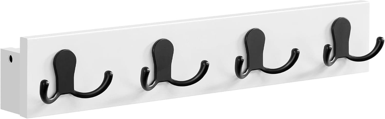Vægmonteret knagerække med fire kroge til tøj og accessories.
