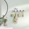 Vægmonteret knagerække med kroge til tøj og accessories.