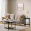 Elegant sort marmor sofabord i moderne stue med lys væg og sofa.