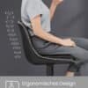Kvindelig person sidder på ergonomisk kontorstol med justerbar højde og komfortabel quiltet PU-betræ.