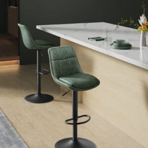 To grønne barstole med justerbar højde og fodstøtte i moderne køkken.