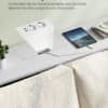 Konsolbord med indbyggede stikkontakter og USB-porte i hvid finish.
