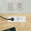 Stikdosenleiste med USB-porte og stikkontakter på skrivebord.