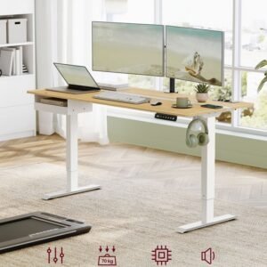 Elektrisk skrivebord med dualskærm, laptop, og tilbehør i lyst hjemmekontor.