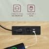 Nærbillede af elektrisk skrivebord med stikkontakt og USB-porte.