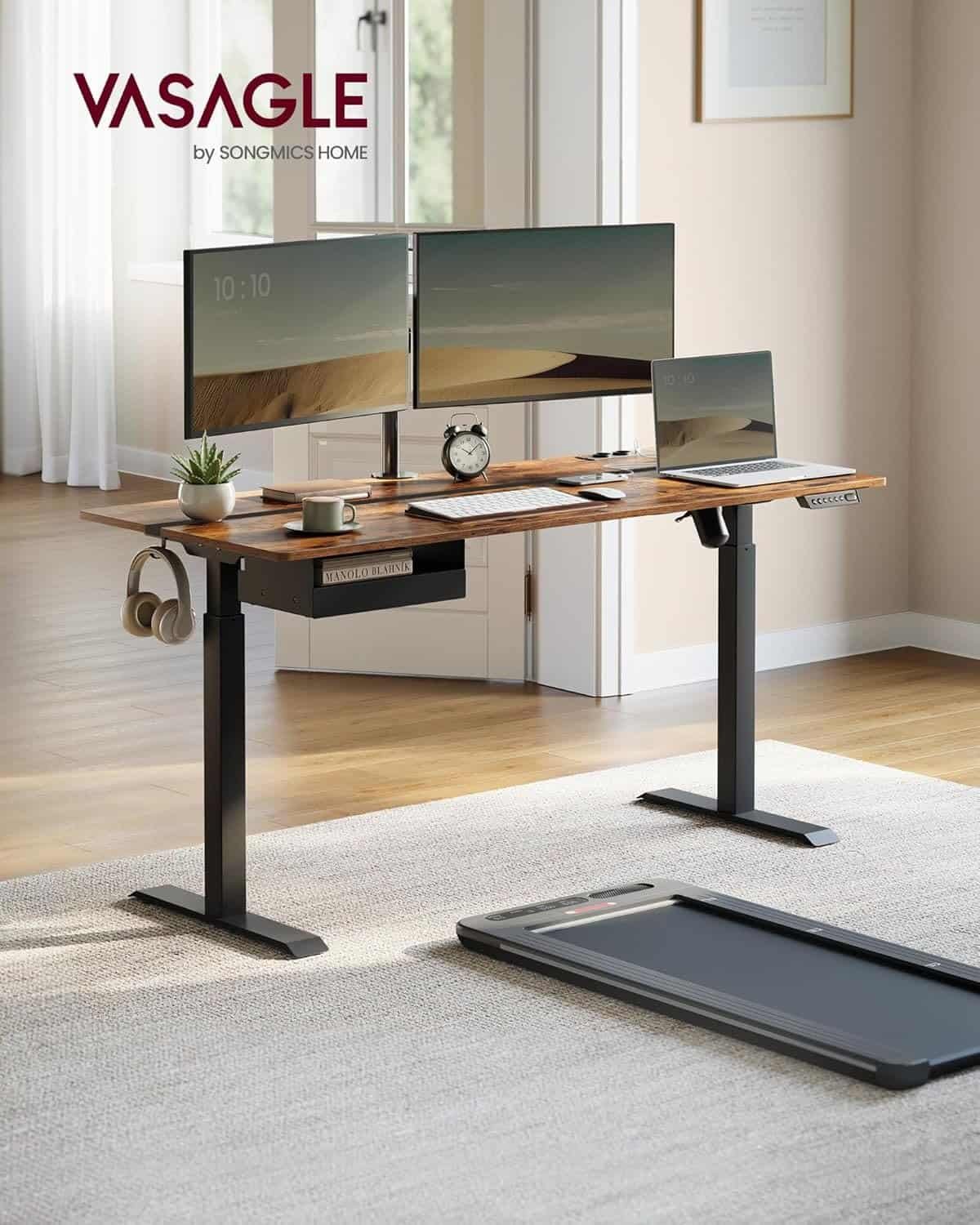 Elektrisk skrivebord med tre skærme, stikkontakt og skuffe i moderne hjem.
