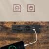 Elektrisk stikkontakt med USB-udgang og strømledning på træbord.