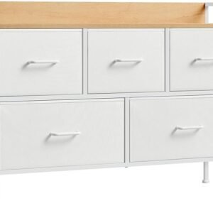 Hvid kommode med 5 skuffer og metalhåndtag i moderne stil.