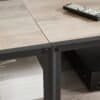 TV-stand i industrielt stil med stålramme og træoverflade.