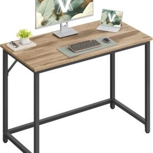 Stilfuldt kontorbord med computer, skærm og tilbehør i moderne design.