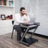 Sort Z-formet computerbord med arbejdsstation til hjemmekontor.