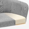 Moderne grå sofa med målmarkeringer for komfort og størrelse.