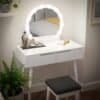 Hvid makeup- og skønhedsbord med LED-spejl og tilbehør.