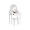 Elegant makeup bord med rund spejl og lys.
