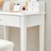 Hvid makeup bord med stort rundt spejl og lys.