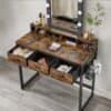 VINTAGE make-up bord med spejl, lys og opbevaringsplads til skønhedsprodukter.