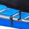 Detalje af trampolinedække med elastiske stropper og kroge.