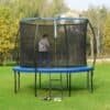 Trampolin med sikkerhedsnet til børn i haven.