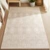 Lyst beige tæppe med boho-mønster i stue.
