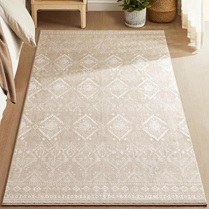 Lyst beige tæppe med boho-mønster i stue.