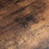 Detaljeret billede af en rustik træoverflade med naturlige træårer og patina.