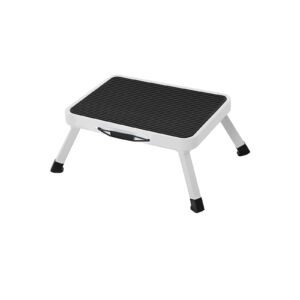 Foldbar trinbænk med skridsikker overflade og stålramme.