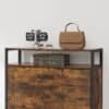 Skoskabinet i vintage brown med sort metalramme og to hylder.