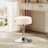 Justerbar makeup-stol med 360° drejefunktion i cremehvid.