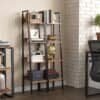 Stilfuld 4-etagers bogreol i industrielt design til hjemmet.