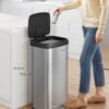 SONGMICS Kitchen Trash Can, 18-Gallon Stainless Steel Garbage Can, with Stay-Open Lid and Step-on Pedal, Soft Closure, Tall, Large and Space-Saving, Silver and Black LTB520E68 - Billede 3